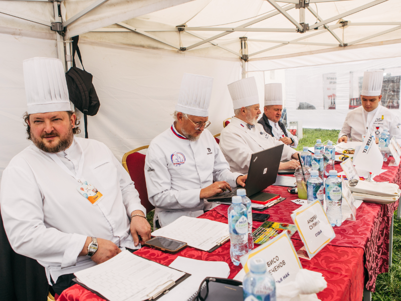 Другие судьи и их коллеги.