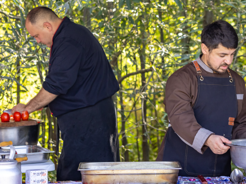 Организация питания на пейнтбольных мероприятиях Приготовление блюд в полевой кухне